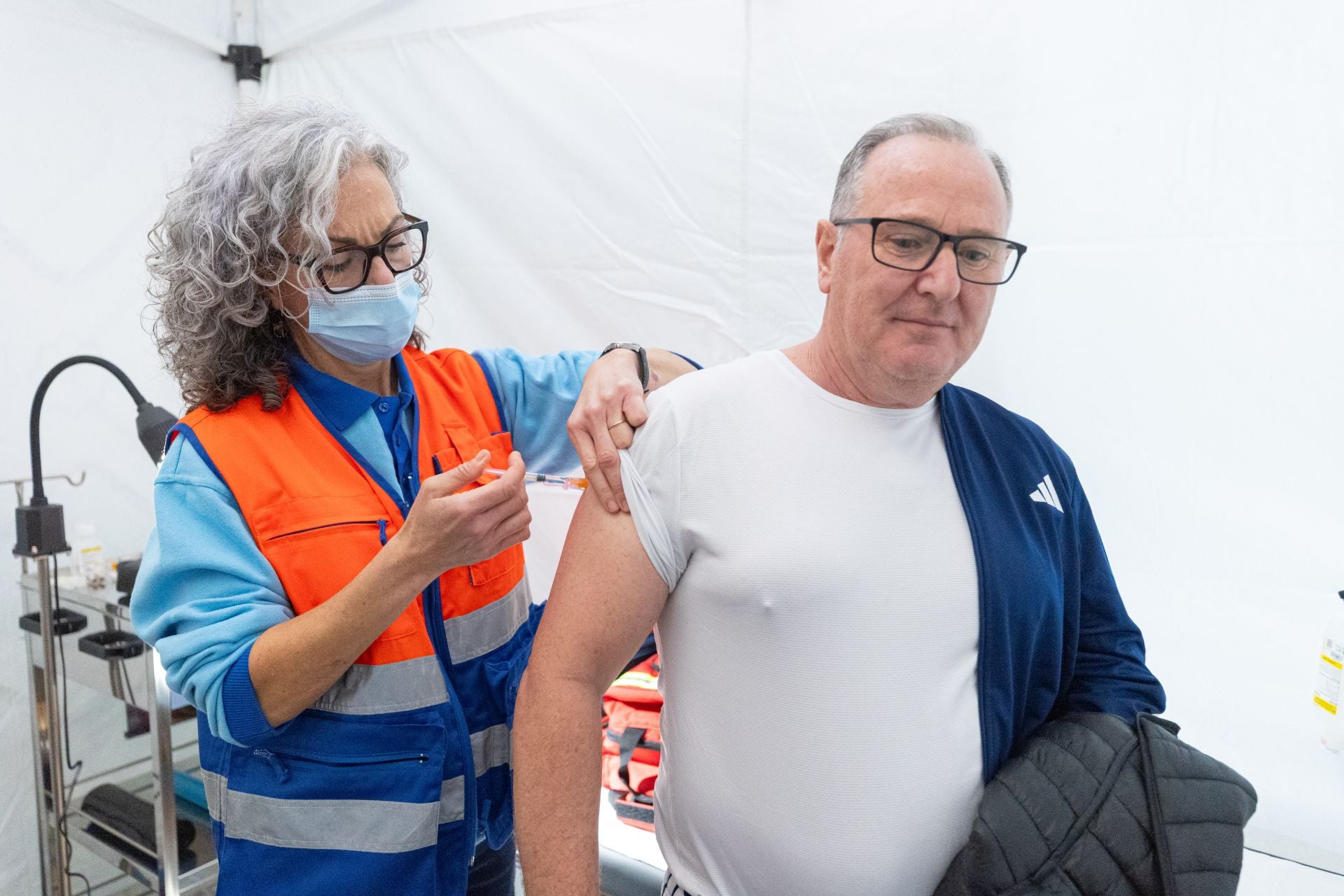 Largas colas en los puntos de vacunación contra gripe y covid en centros comerciales